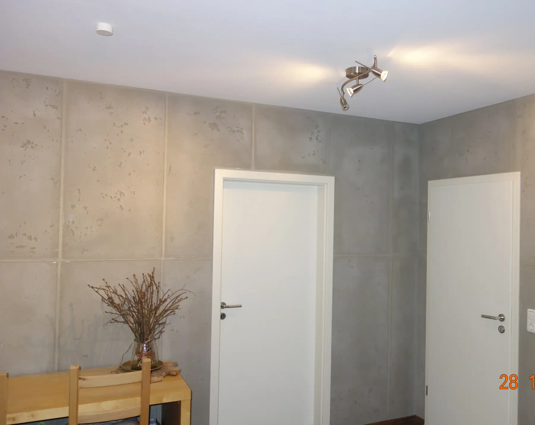 Dekorative Wandgestaltung in Grau